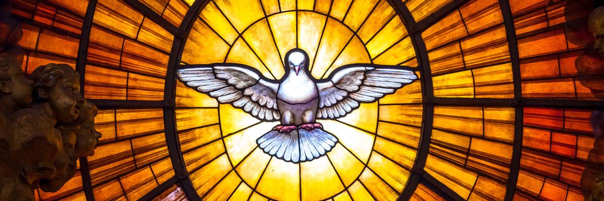 Pfingsten: Der Heilige Geist kommt in Gestalt einer Taube. Fenster im Petersdom in Rom.