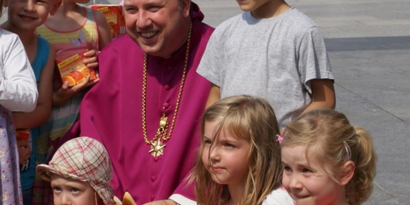 Dreikönigsjahr, Gottesdienst für Kinder und Familien, Stadtdechant Monsignore Kleine mit Kindern 2, Bild Kathrin Becker