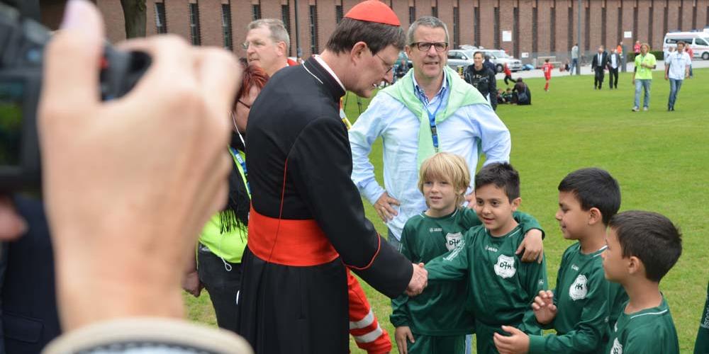 Kardinal Woelki begrüßt Nachwuchsfußballer