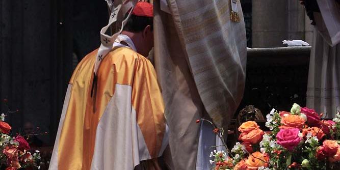 Der Apostolische Nuntius Nikola Eterovic legt Kardinal Woelki das Pallium über