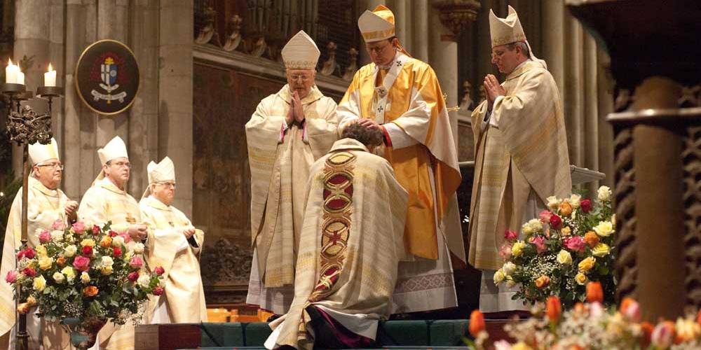 Kardinal Woelki weiht Rolf Steinhäuser durch Gebet und Auflegung der Hände zum Weihbischof.