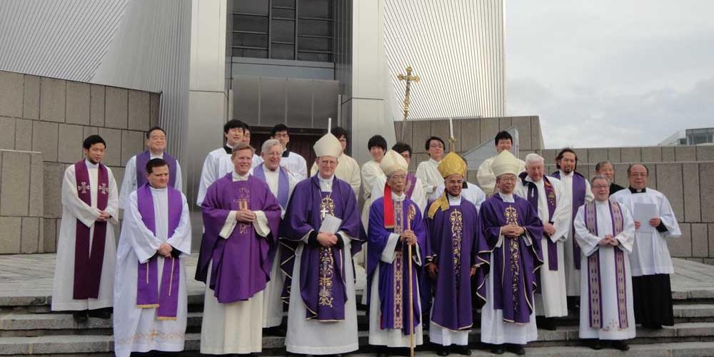 Kardinal Woelki bei seinem Tokio-Besuch 2016 vor der Marien-Kathedrale.