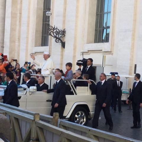 Kinder des Erzbistums Köln dürfen mit im Papamobil fahren Kinder des Erzbistums Köln dürfen mit im Papamobil fahren