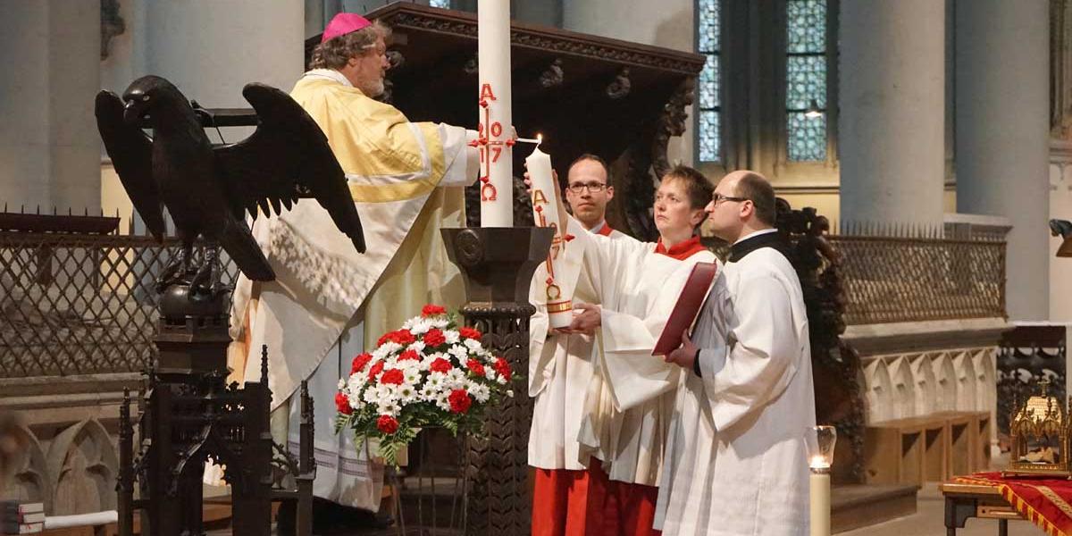 Die Osterkerze für die neue Kapelle wird im Altenberger Dom entzündet