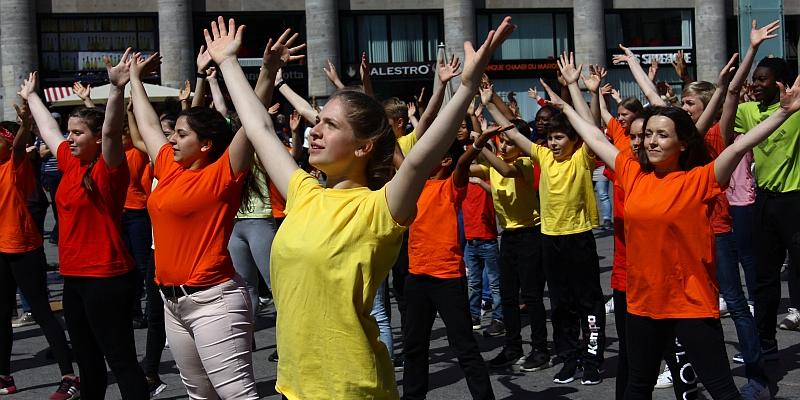 Szenen einer Flucht tanzen etwa 100 Kinder und Jugendliche - darunter Flüchtlinge - am Kölner Dom