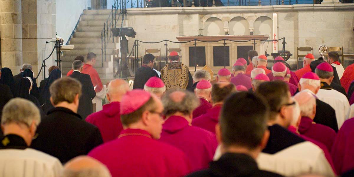 Kardinäle, Bischöfe, Angehörige und Mitarbeiter beten in St. Gereon für Kardinal Meisner