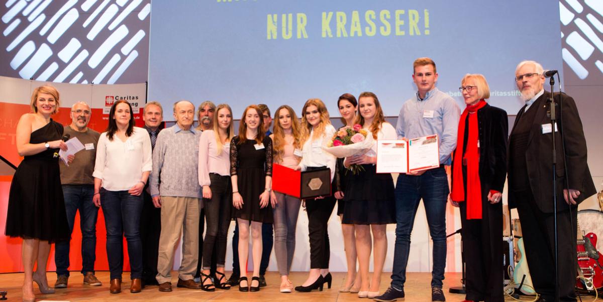 Mitglieder des Projekts Velo3 erhalten den Elisabeth-Preis 2017 aus den Händen von Regina Kampmann und Monsignore Bernhard Auel (v.r.), Mitglieder der Jury der Caritas-Stiftung