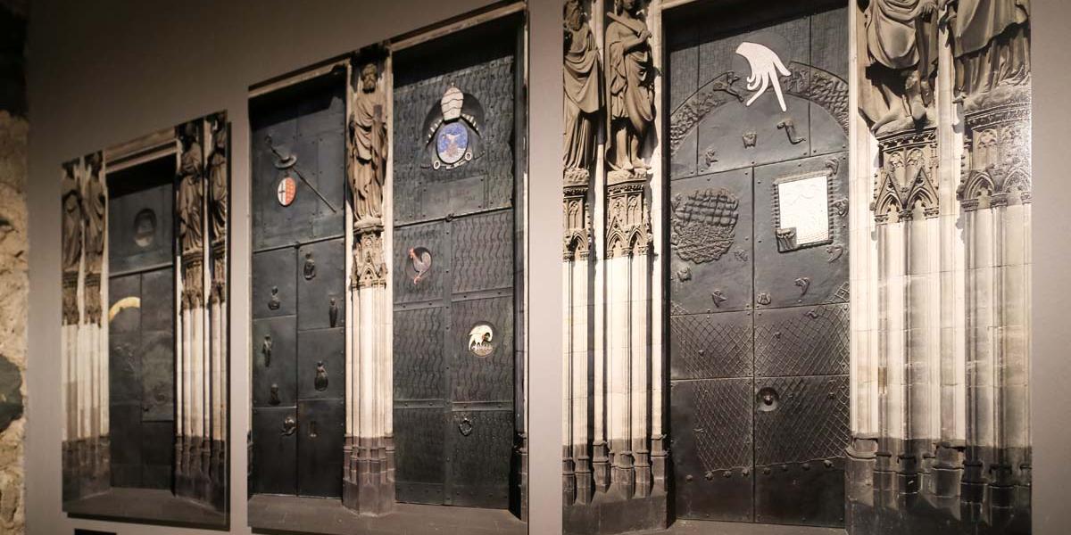 Ewald Mataré erhielt 1947 den Auftrag für neue Bronzetüren im Südquerhaus des Kölner Doms