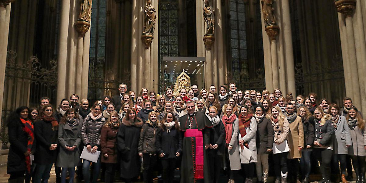 Weihbischof Dr. Dominikus Schwaderlapp mit Religionslehrerinnen und -lehrern aus dem Erzbistum Köln nach Verleihung der 'Missio Canonica'.