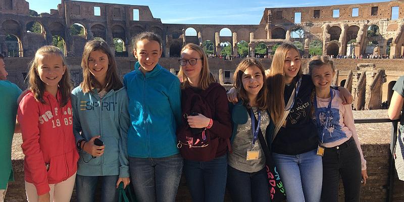 Schülerinnen der Bonner Liebfrauenschule besuchen das Kollosseum in Rom