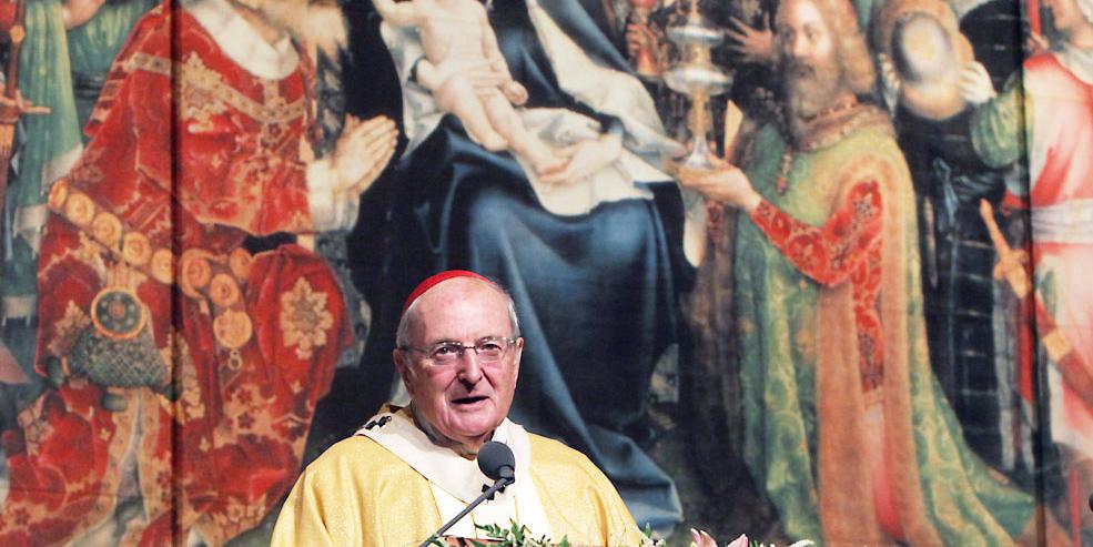 Joachim Kardinal Meisner spricht vor der Mariendarstellung auf dem geöffneten Altar der Stadtpatrone im Kölner Dom.