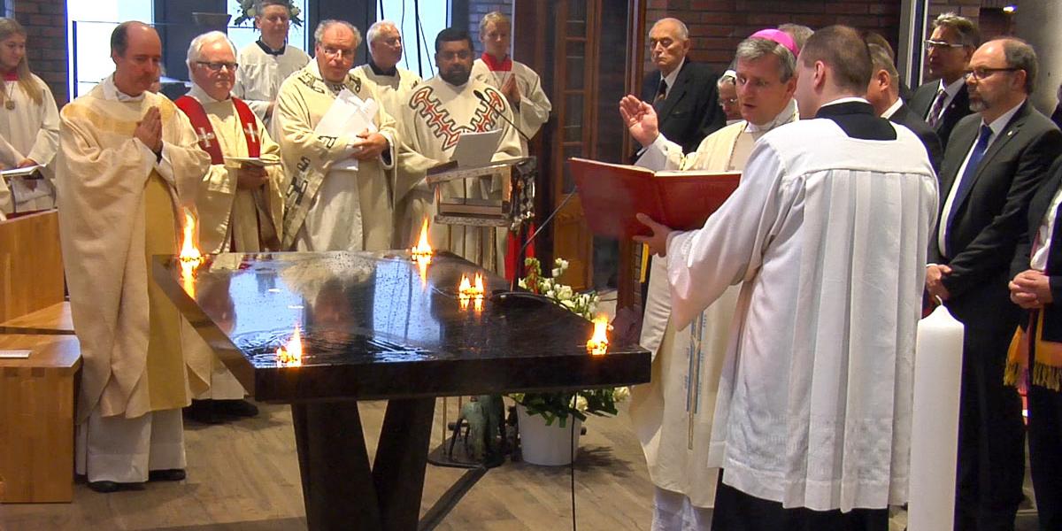 Weihbischof Schwaderlapp weiht einen Altar