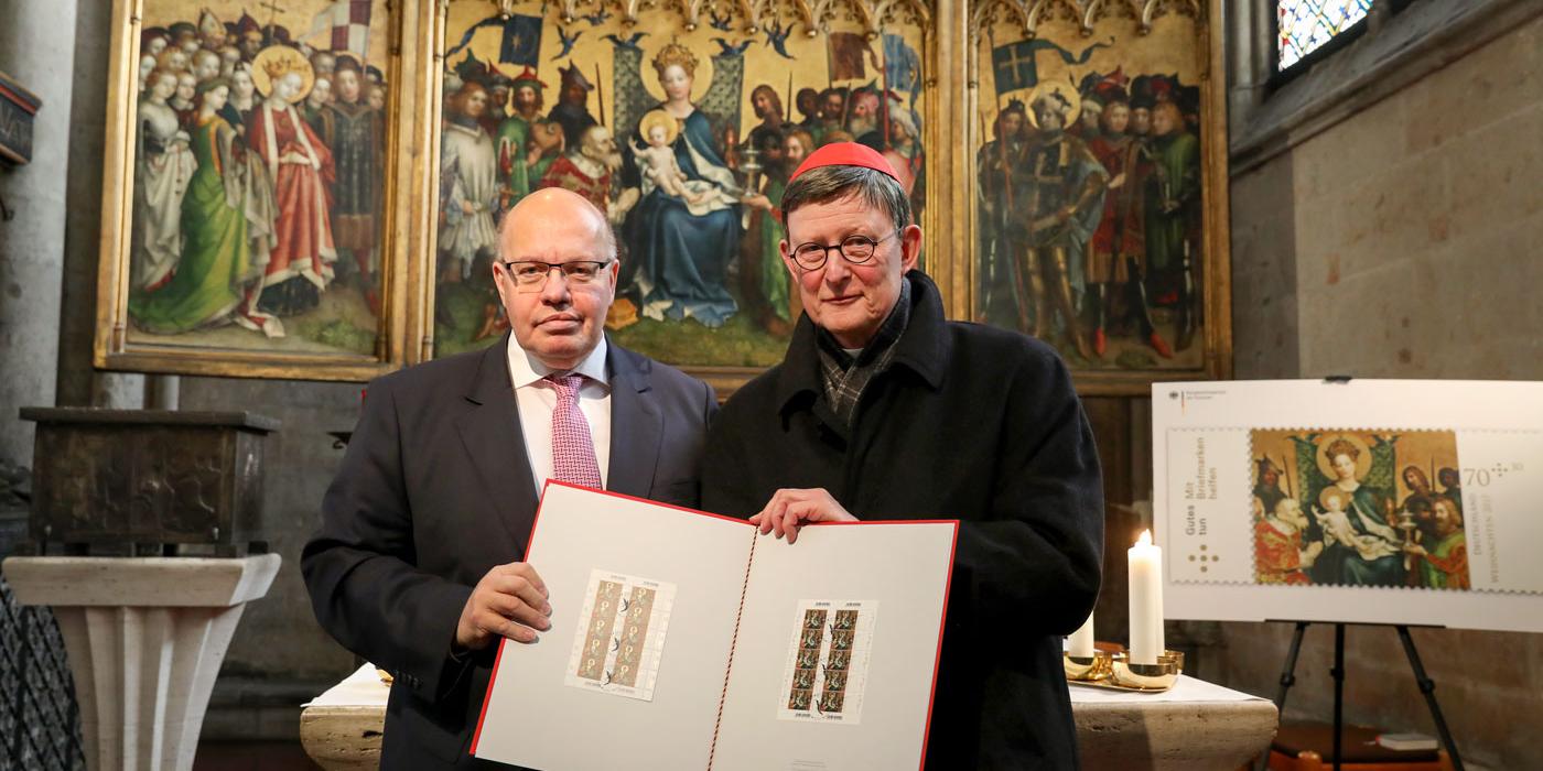 Bundesfinanzminister Altmaier und Kardinal Woelki stellen im Kölner Dom die Wehnachtsbriefmarke 2017 vor.