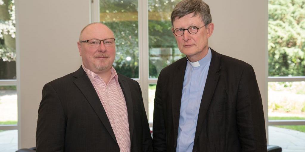 Der Sprecher des Betroffenenbeirats Patrick Bauer (l.) und der Kölner Erzbischof Rainer Maria Kardinal Woelki.