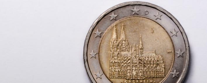 Die Rückseite der 2-Euro-Münze zeigt den Kölner Dom.
