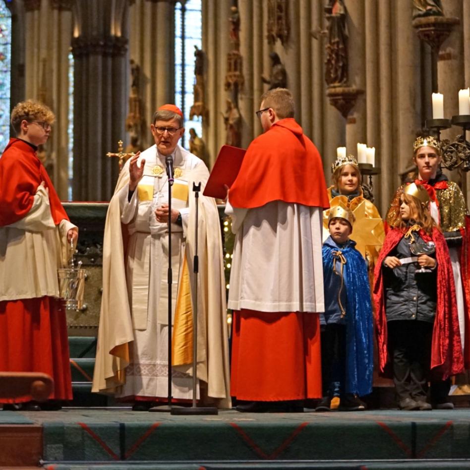 Der Kölner Erzbischof Rainer Maria Kardinal Woelki zelebriert die diözesane Aussendungsfeier der Sternsinger.