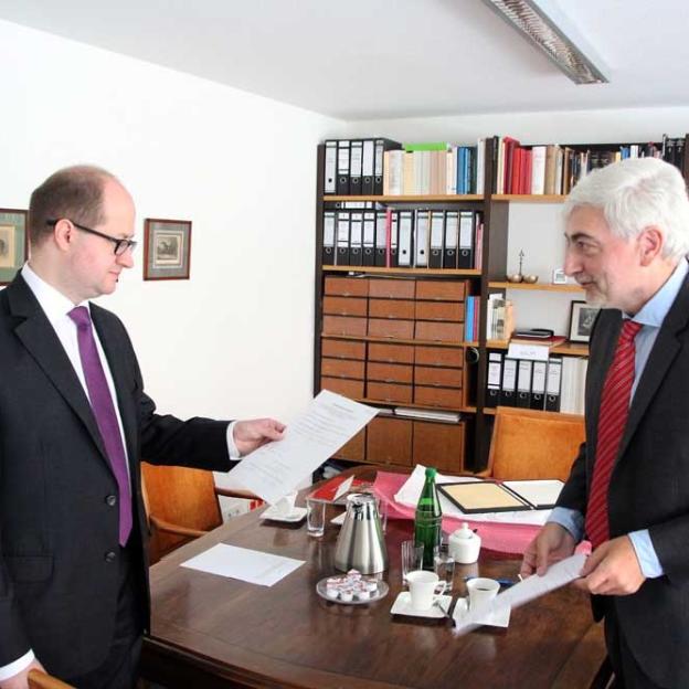 Generalkonsul Jan Sobczak (links) und Dr. Ulrich Helbach bei Rückgabe des Briefes an das historische Archiv im Erzbistum Köln.