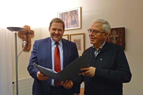 Pfarrer Sülzenfuß (rechts) hofft auf Entlastungen durch die neue Verwaltungsleitung. Pfarrer Sülzenfuß (rechts) hofft auf Entlastungen durch die neue Verwaltungsleitung.