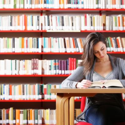 Fotolia_Lesende Frau in Bibliothek