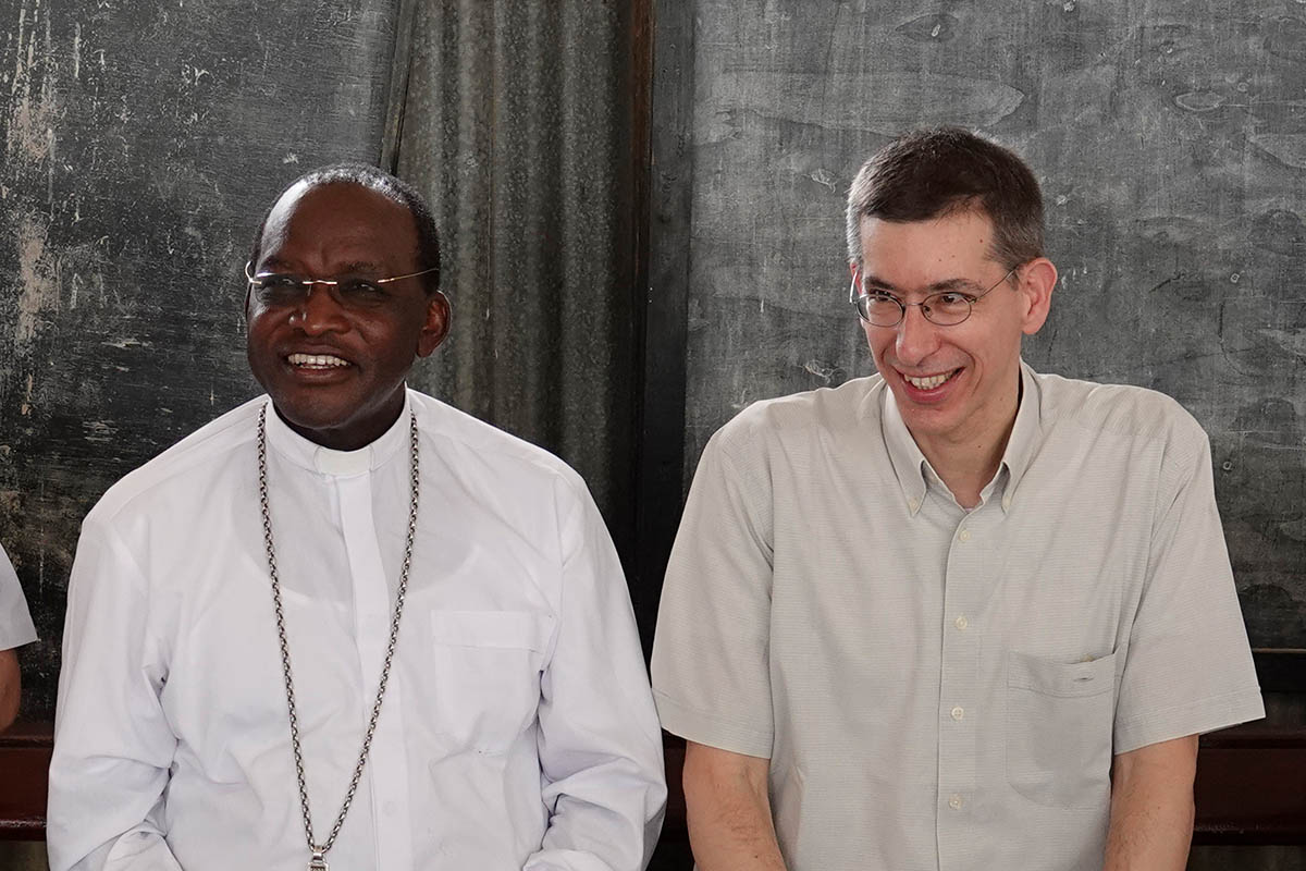 Nadim Ammann (r.) während seines Besuchs in Kenia neben Martin Kivuva, Erzbischof von Mombasa