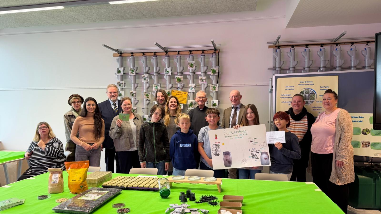 Schülerinnen und Schüler der Erzbischöflichen Gesamtschule am Bildungscampus Köln-Kalk lernen nachhaltige Landwirtschaft . Termin vom 08.11.25