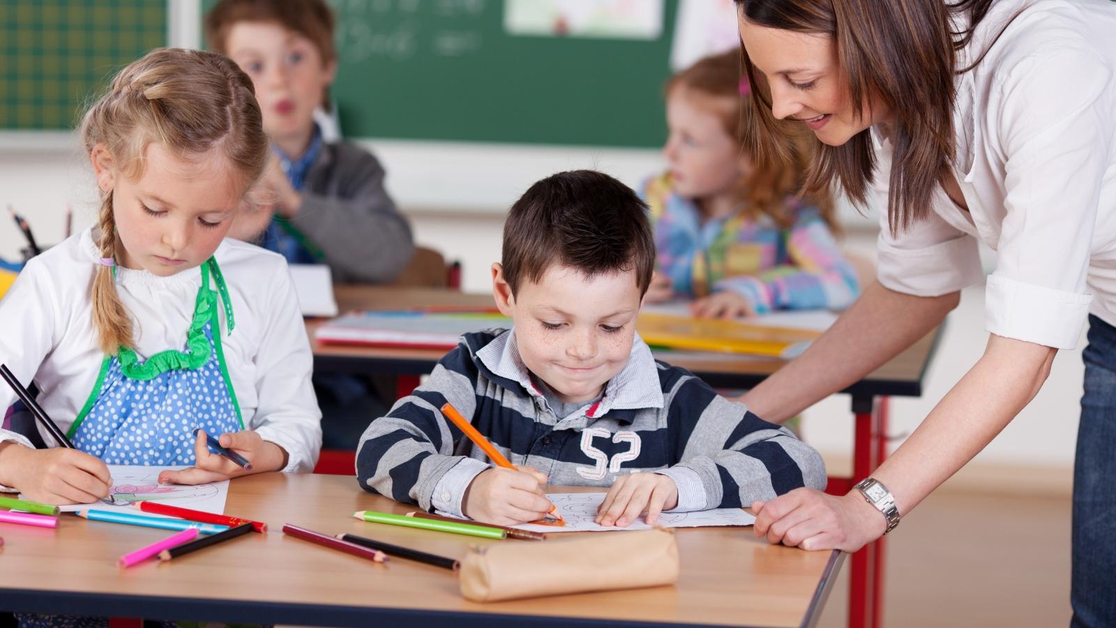 lehrerin in der grundschule