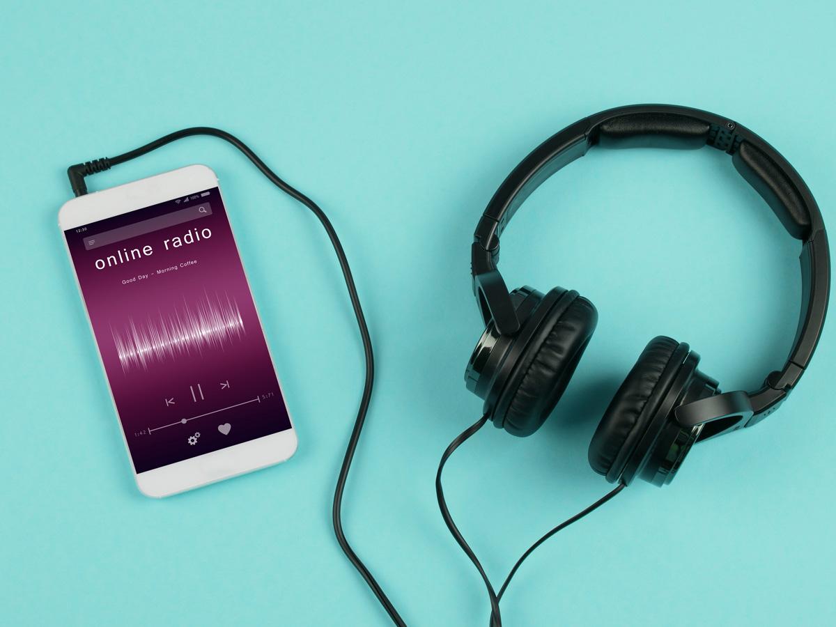 Mit dem Smartphone Radio, Musik und Podcast hören (Symbolbild)