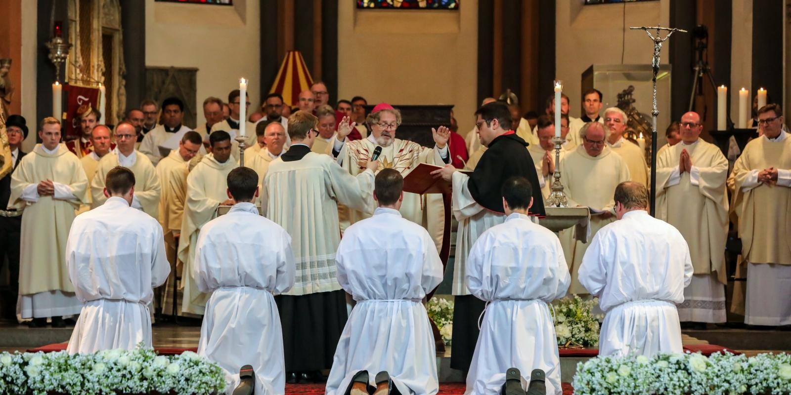 16.06.2019 Diakonenweihe durch Weihbischof Rolf Steinhäuser in der Basilika St Suitbertus (Düsseldorf-Kaiserswerth) - Weihbischof Rolf Steinhäuser beim Gebet nach der Allerheiligenlitanei vor den Weihekandidaten