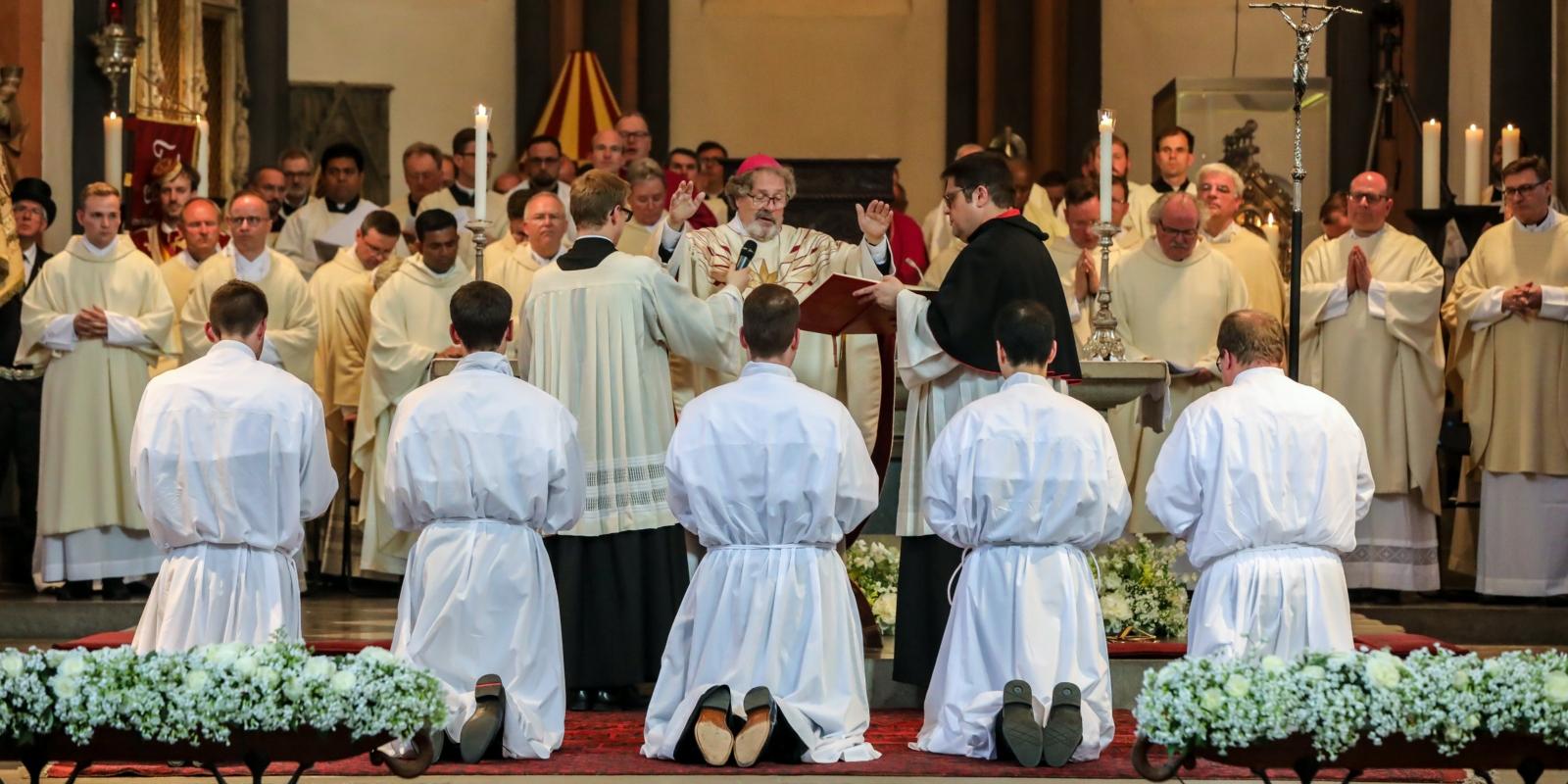 16.06.2019 Diakonenweihe durch Weihbischof Rolf Steinhäuser in der Basilika St Suitbertus (Düsseldorf-Kaiserswerth) - Weihbischof Rolf Steinhäuser beim Gebet nach der Allerheiligenlitanei vor den Weihekandidaten