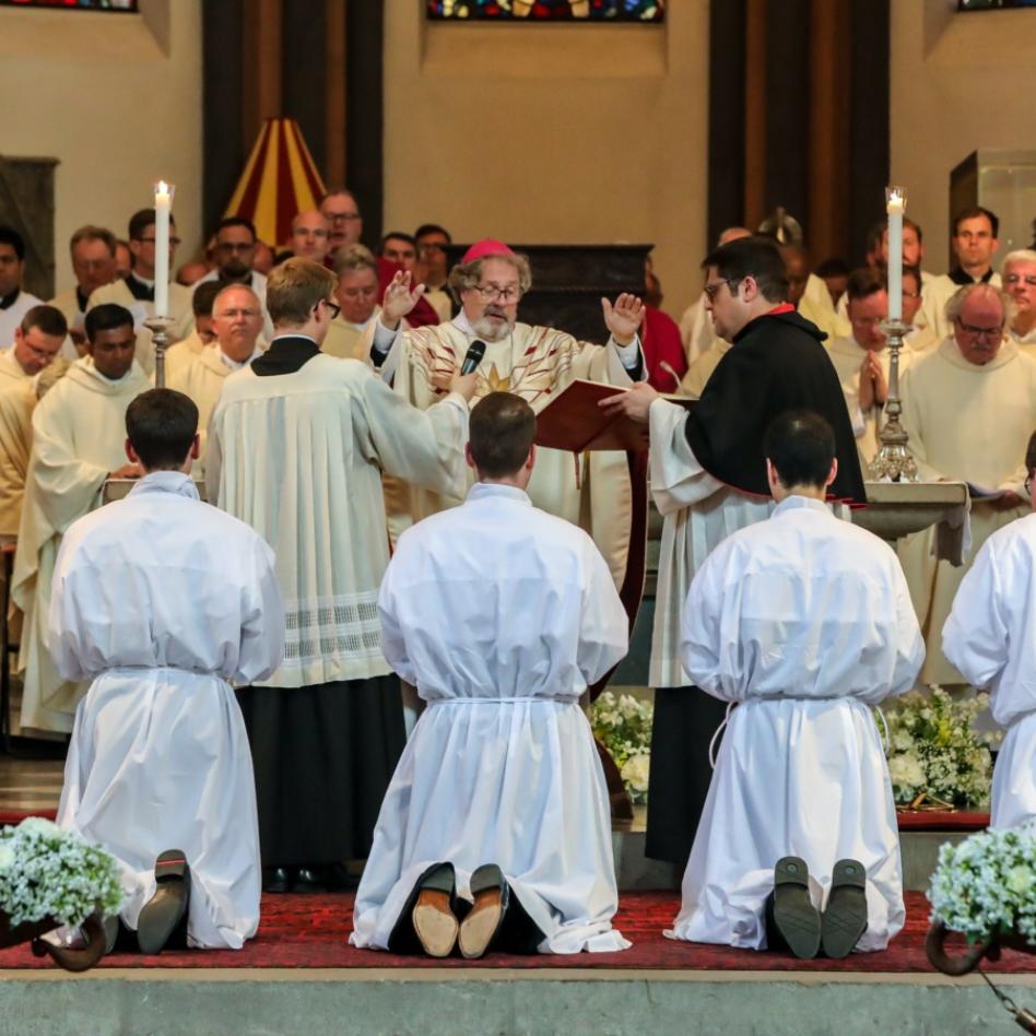 16.06.2019 Diakonenweihe durch Weihbischof Rolf Steinhäuser in der Basilika St Suitbertus (Düsseldorf-Kaiserswerth) - Weihbischof Rolf Steinhäuser beim Gebet nach der Allerheiligenlitanei vor den Weihekandidaten