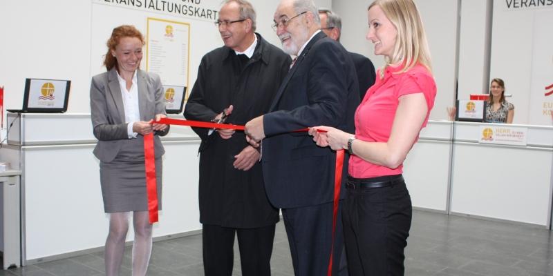 Dompropst Feldhoff und Bürgermeister Wolf eröffnen das Anmeldezentrum. (Foto: Eucharistischer Kongress)