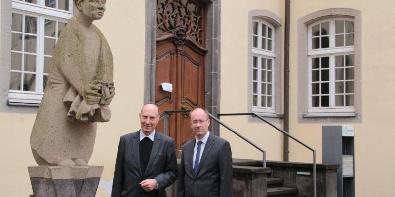 Prälat Dr. Robert Kümpel, Leiter des Edith Stein-Exerzitienhauses und Dr. Martin Günnewig, Projektleiter beim Erzbistum, vor dem Haus.