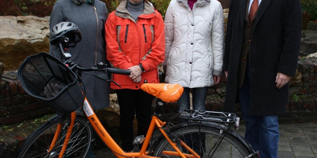 v.l.n.r. Bürgermeisterin Marlies Sieburg; Susanne Harke-Schmidt, Stadtarchiv Kerpen und Vorsitzende der Heimatfreunde; Susanne Kremmer, Stadtarchiv Kerpen; Markus Potes, Gymnasium der Stadt Kerpen