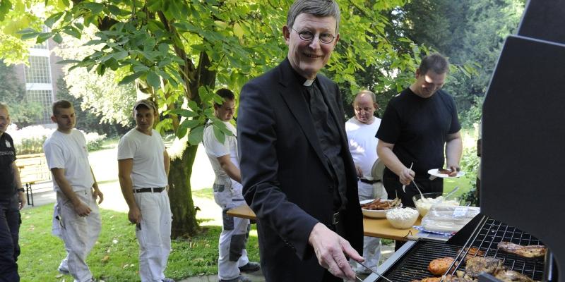 Kardinal Woelki bedankt sich mit Grilleinladung bei Bauarbeitern