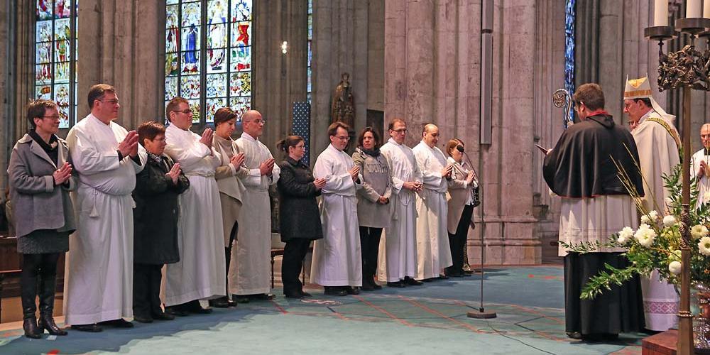 Die sechs Weihekandidaten mit ihren Ehefrauen. Die Frauen erklären ihr Einverständnis mit der Weihe ihrer Ehemänner.