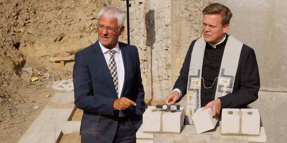 Siegburgs Bürgermeister Franz Huhn und Generalvikar Dr. Dominik Meiering bei der Grundsteinlegung des KSI.