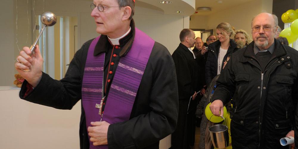 Kardinal Woelki segnet die neuen Räume des Kinder- und Jugendhospizes Burgholz.