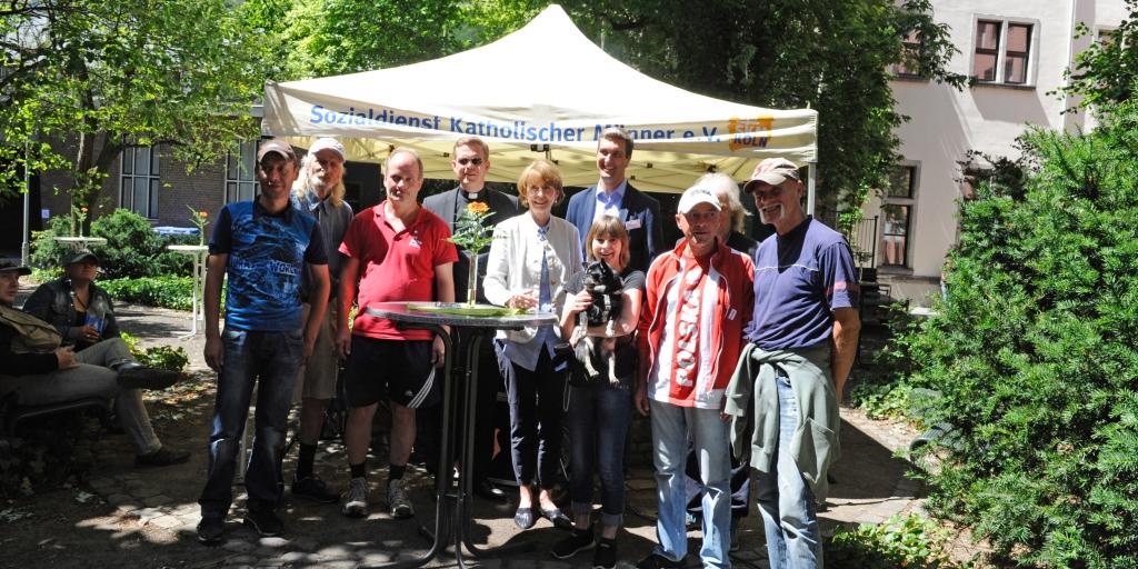 Generalvikar Meiering, Sozialdezernentin Henriette Reker und SKM-Vorstand Markus Peters mit Besuchern der Einrichtungen