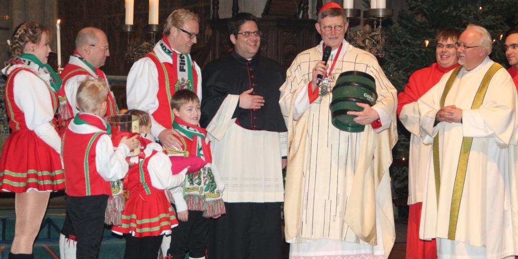 Karnevalistengottesdienst 2015 Kardinal freut sich über kölsche Geschenke