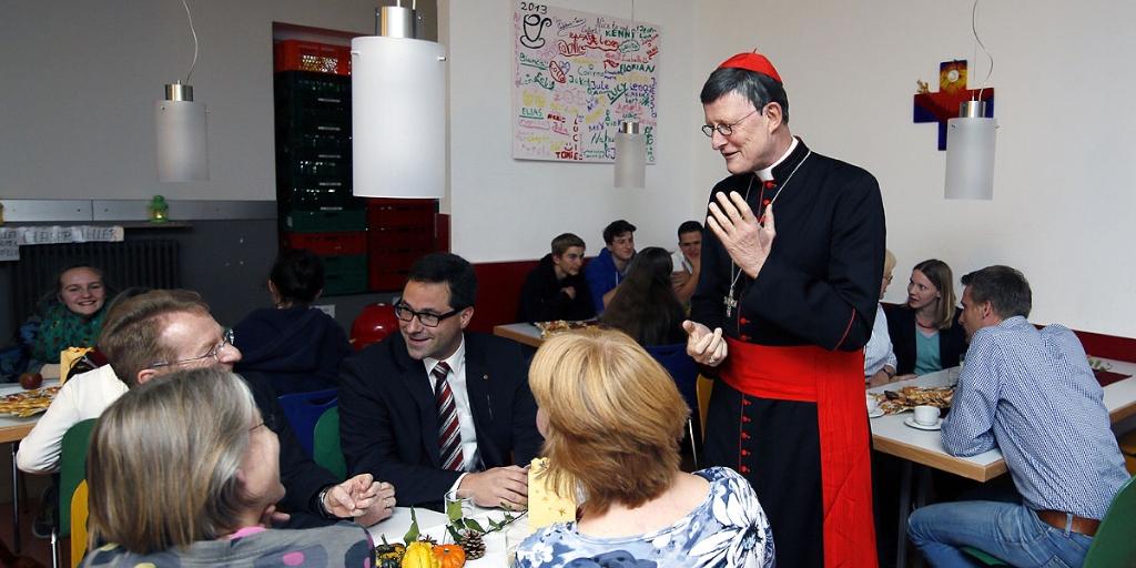 Kardinal Woelki im Gespräch mit Schülern und Lehrern