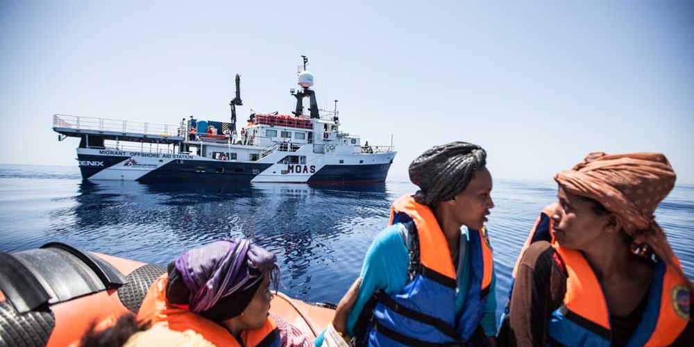 Gerettet: Flüchtlinge kurz vor ihrer Aufnahme an Bord der Phoenix