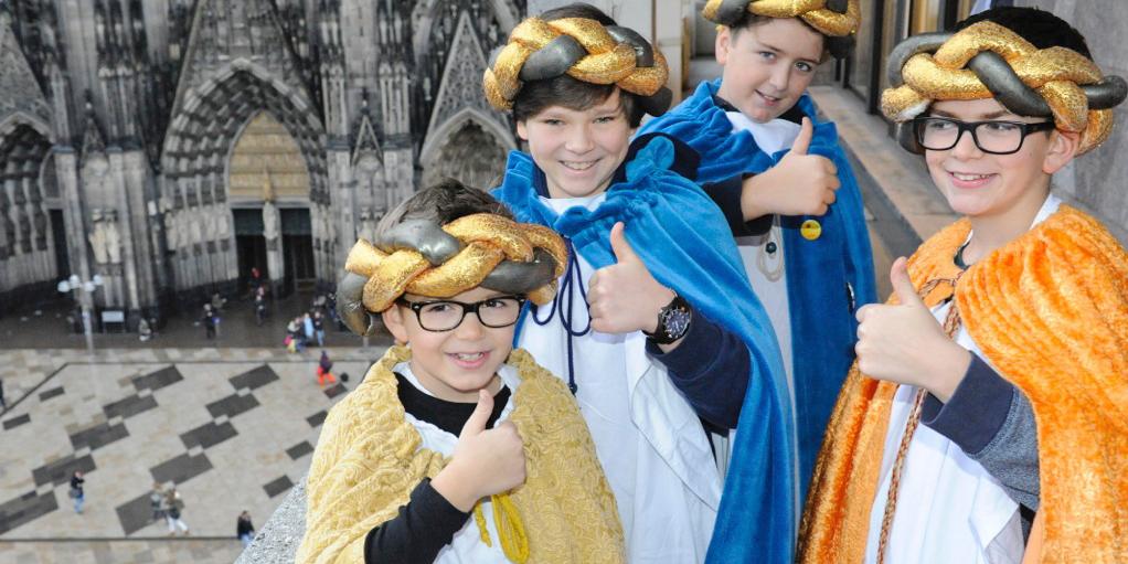 Sternsinger vor Domkulisse