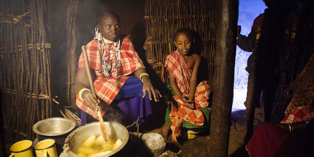 Wie bei vielen Volksgruppen in Afrika ist die Rollenverteilung bei den Massai traditionell geprägt. Die Frauen sind zuständig für Haushalt, Wasserholen und die Kindererziehung.