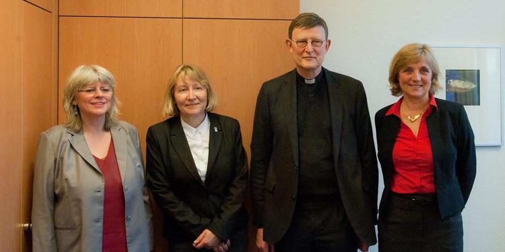 v.l.: Gabriele Koye, Leiterin der evang. Telefonseelsorge Köln, Superintendentin Andrea Vogel, Kirchenkreis Köln rechtsrheinisch, Erzbischof Rainer Kardinal Woelki, Annelie Bracke, Leiterin der kath. Telefonseelsorge Köln.