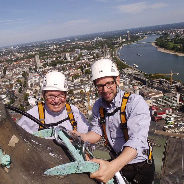 Dompropst Gerd Bachner und Peter Füssenich auf der Kreuzblume