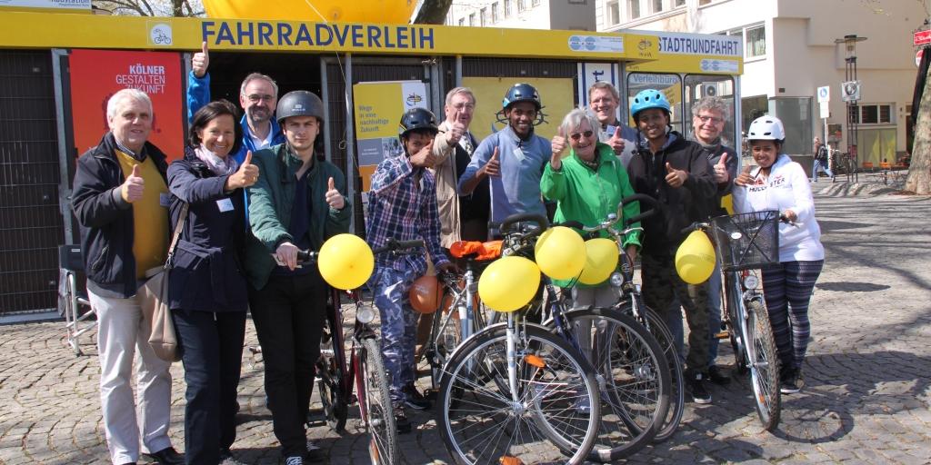 Radstation Köln: Übergabe Fahrräder für Flüchtlinge