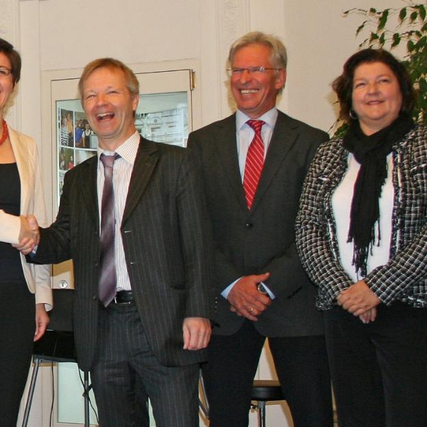 Zufriedene Gesichter bei den Kooperationspartnern für die neue Gesamtschule St. Josef in Bad Honnef