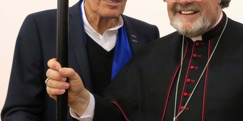 Künstler Bert Gerresheim und Weihbischof Steinhäuser