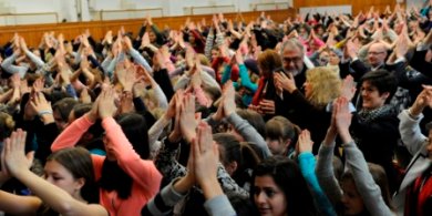 Die Schülerinnen tanzen zur Ation onbillionrising