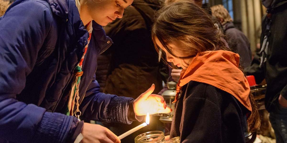 Pfadfinder geben das Friedenslicht aus Bethlehem weiter.